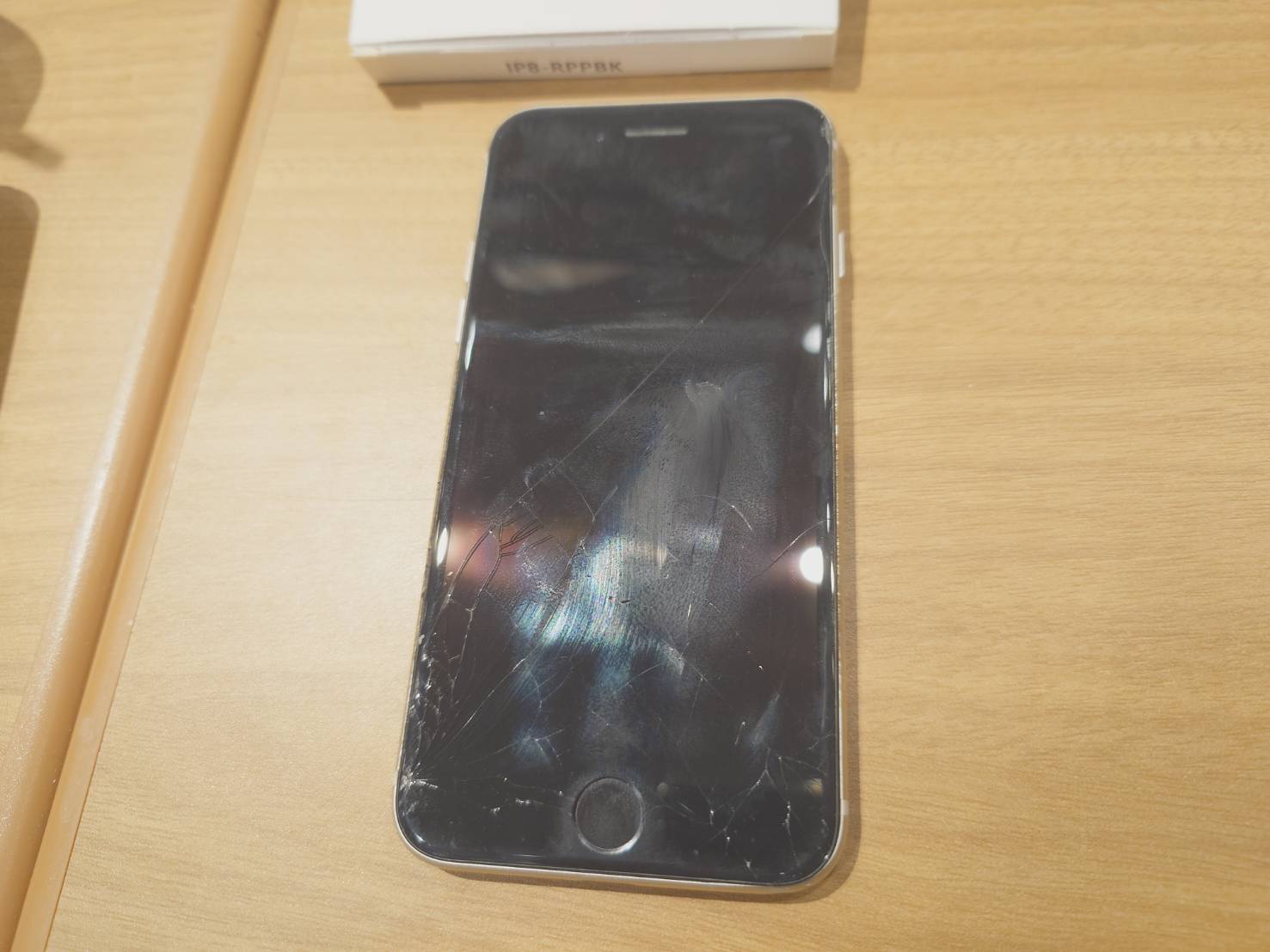 【浜松町よりご来店】iPhoneSE3のガラス割れ修理をご依頼いただきました！